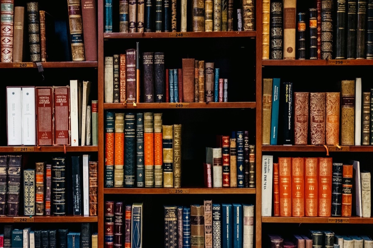 Bibliothèque de codes et ouvrages juridiques — ambiance éditoriale du cabinet