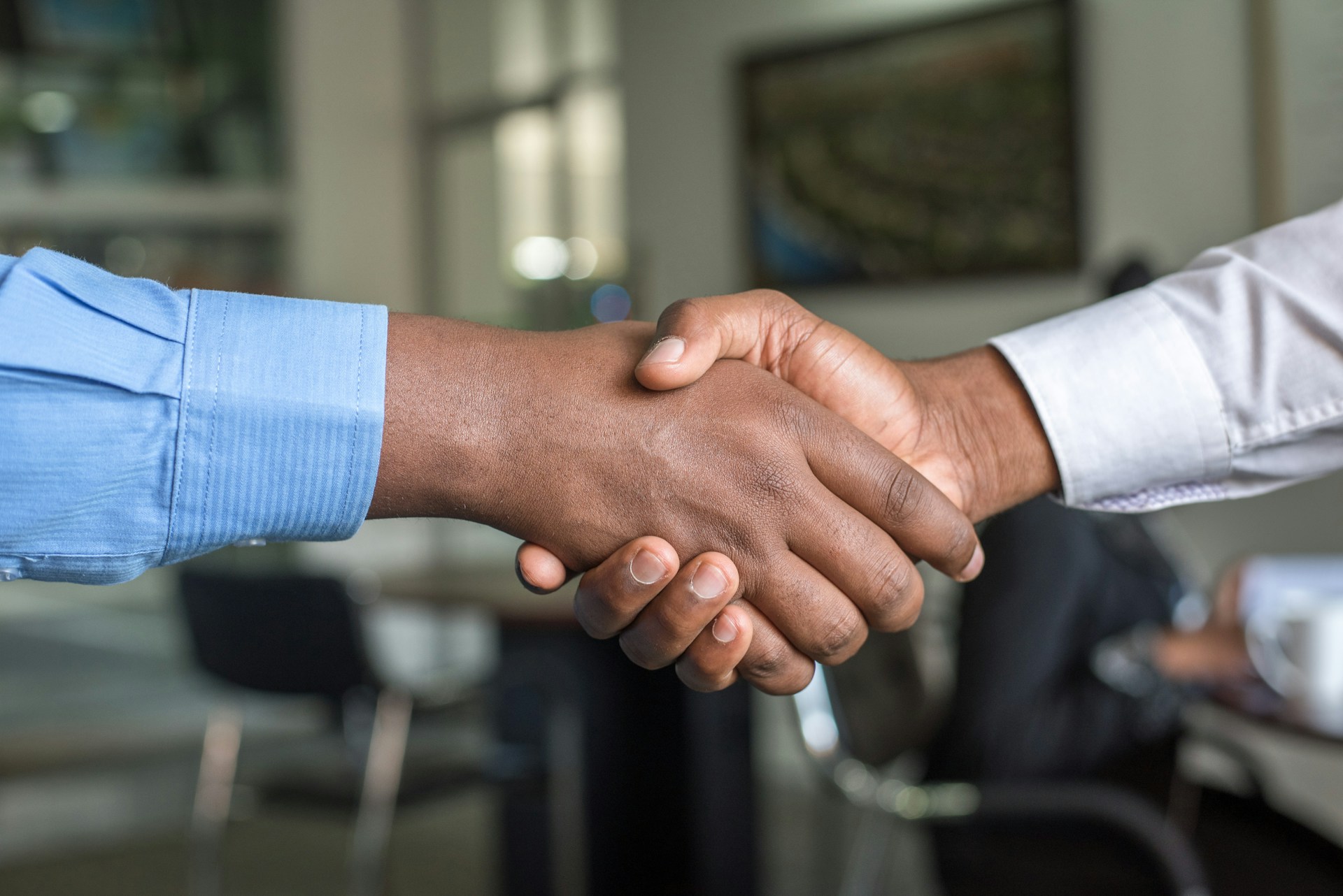 Signature d'un contrat sur un bureau d'avocat — droit commercial et des affaires