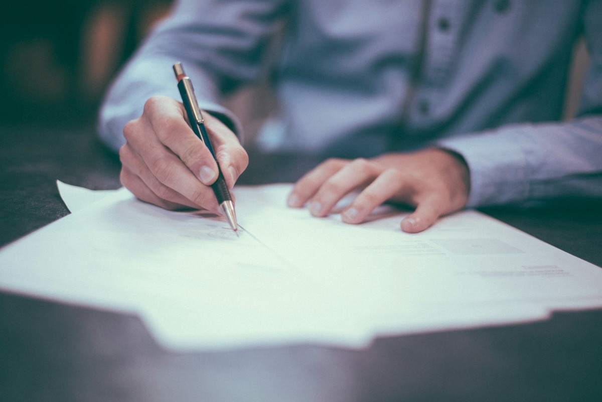 Signature d'un acte juridique au cabinet